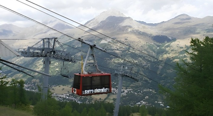 Cherre Chevalier Immobilier neuf illustré par une télécabine